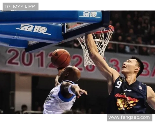 姚明高挑身姿再现经典瞬间完美反弹篮筐引发全场热烈欢呼